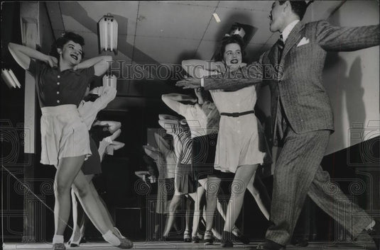 1943 Press Photo Paul Shanhin, Exercise Class, Douglas Aircraft to Chicago - Historic Images