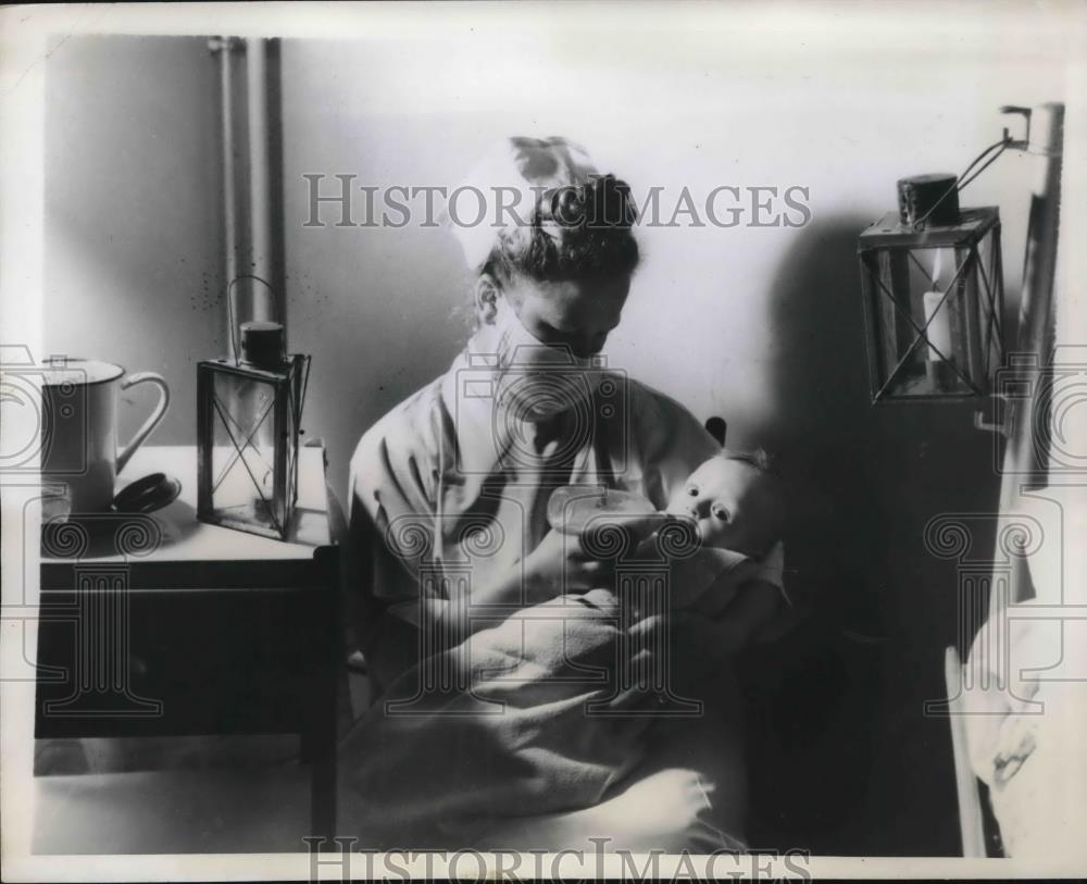 1949 Press Photo Nurse Erika Bredis Feeds Five Month Old Melvyn Wollgar - Historic Images