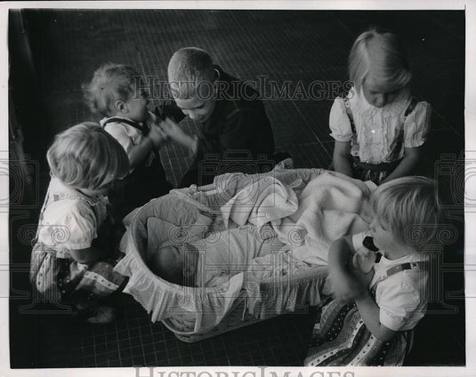 1957 Press Photo Teresa, Andrea,Mark, Greg, Cecily, Veronica Smith in NYC - Historic Images