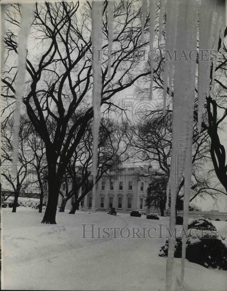 1966 Press Photo Large Icicles Dangle from Guard House at White House - Historic Images