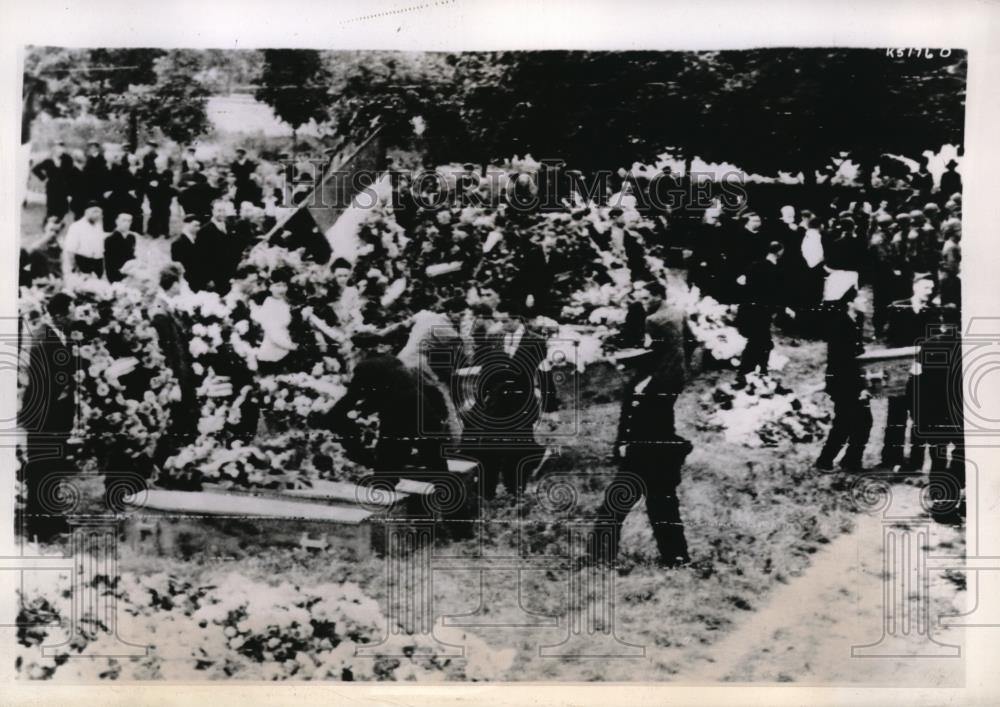 1944 Press Photo St. Pol De Leon Citizens Place Wreathes on Maquis Coffins - Historic Images