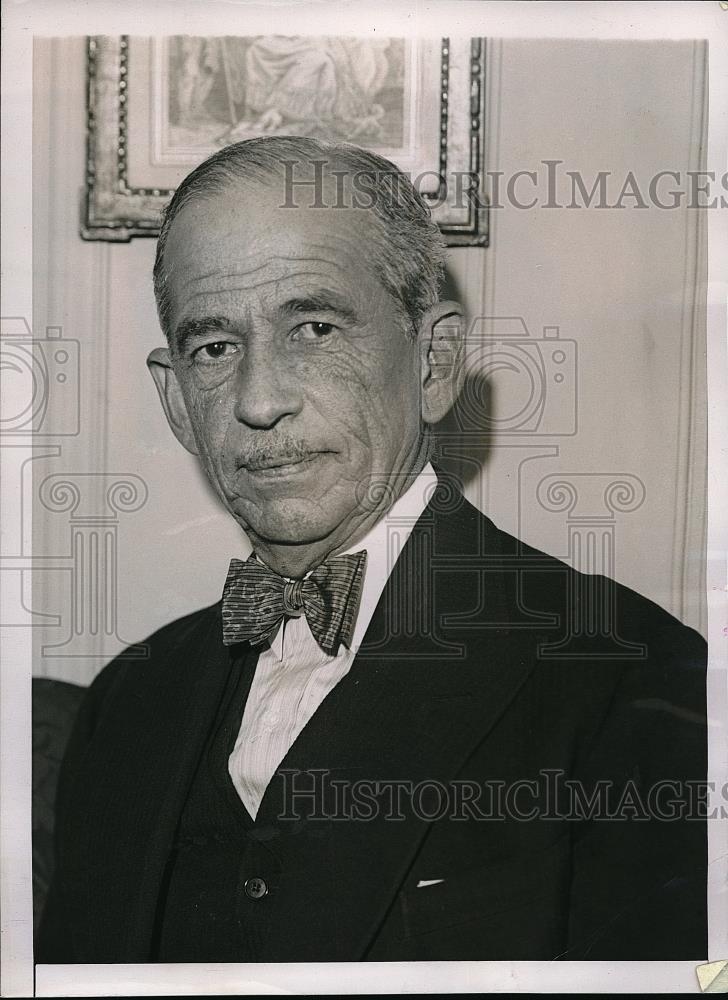 1937 Press Photo Captain Reginald Jaffray posing for photo - Historic Images