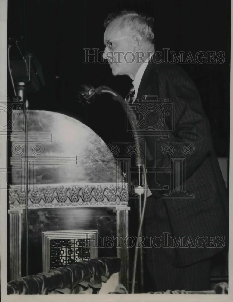 1936 Press Photo Gov. Alfred Landon speaking at the Chicago Stadium - Historic Images