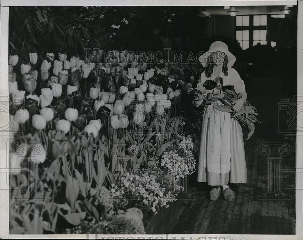 1935 Press Photo Gladys Mae Smith at the International Flower Show at Grand - Historic Images