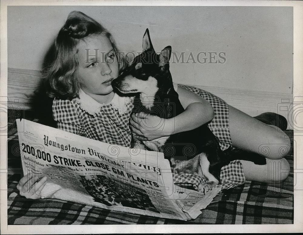 1945 Press Photo Charlene Swartz &amp; her pet dog in Ohio - Historic Images