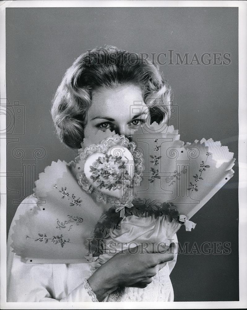 1961 Press Photo Hallmark Artist Carolyn Devine Holds Elaborate Fan - Historic Images