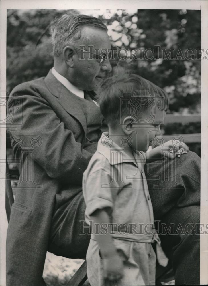 1936 Press Photo Gov. Alf M. Landon of Kansas with his son John Landon - Historic Images