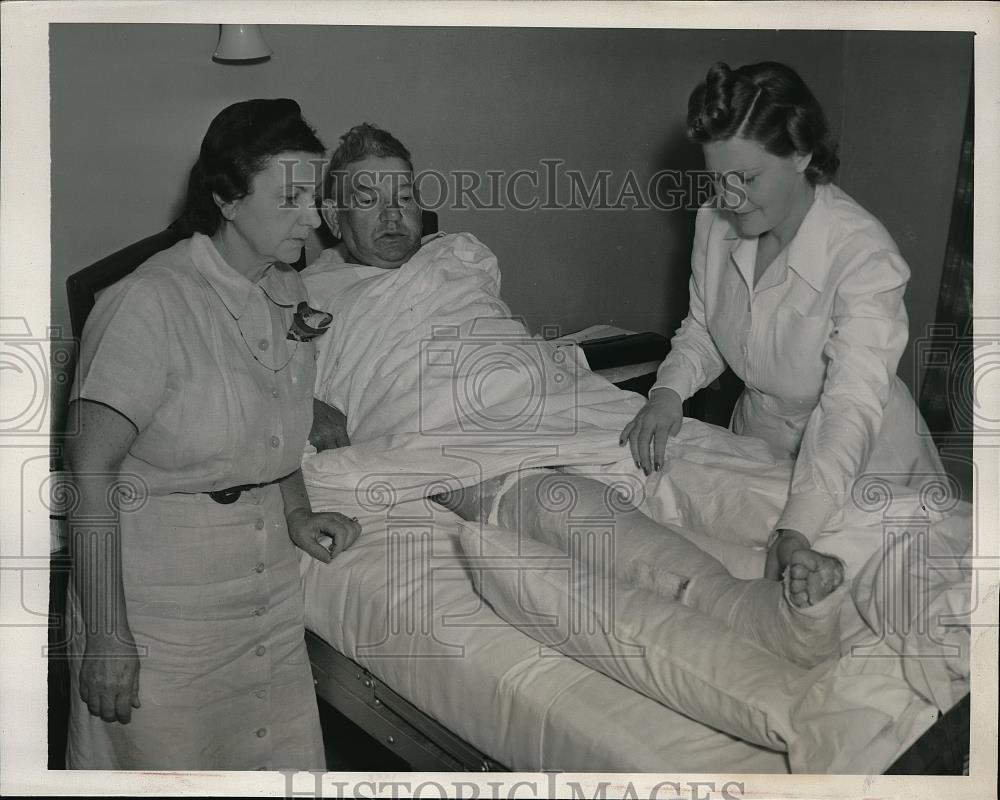 1940 Press Photo Washington Senators coach Nick Altrock with broken ankle - Historic Images