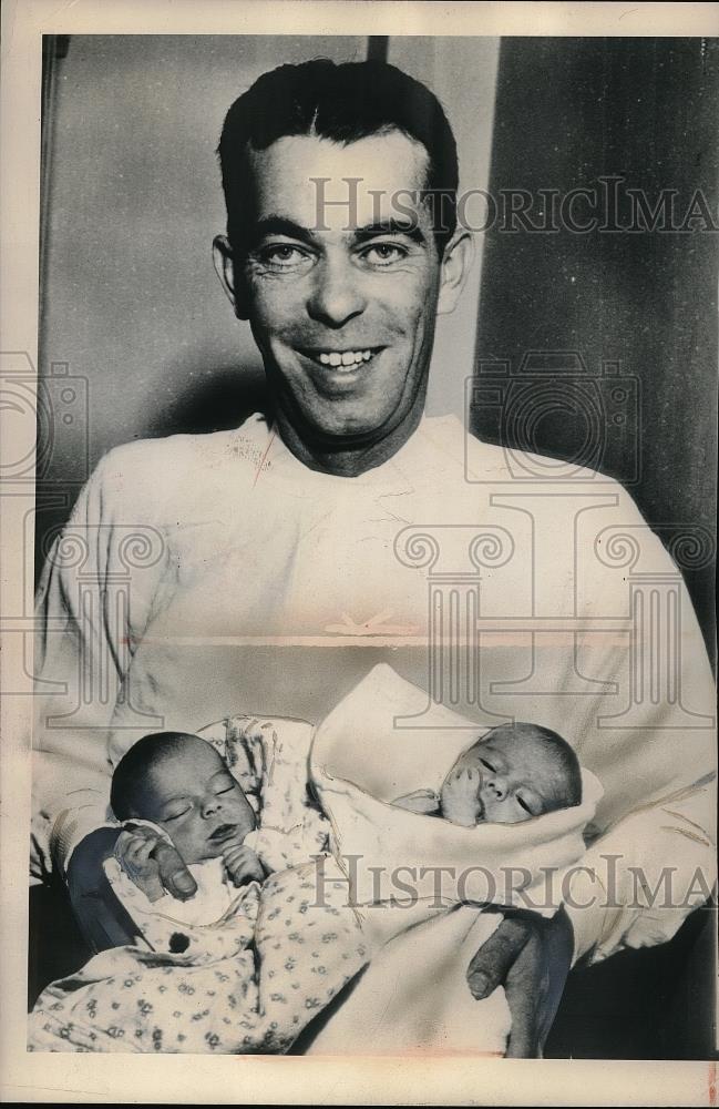 1948 Press Photo John sullivan holds his twin daughters Penelope and Susan - Historic Images