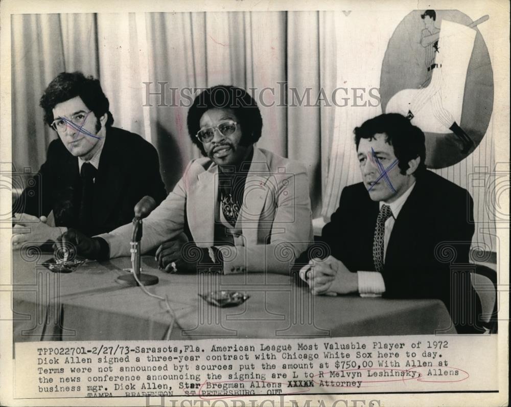 1973 Press Photo American League MVP Dick Allen Signs Chicago White Sox Contract - Historic Images