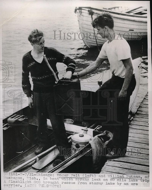 1947 Press Photo Roger Felt & William Putnam in leaky boat at Chicago - Historic Images
