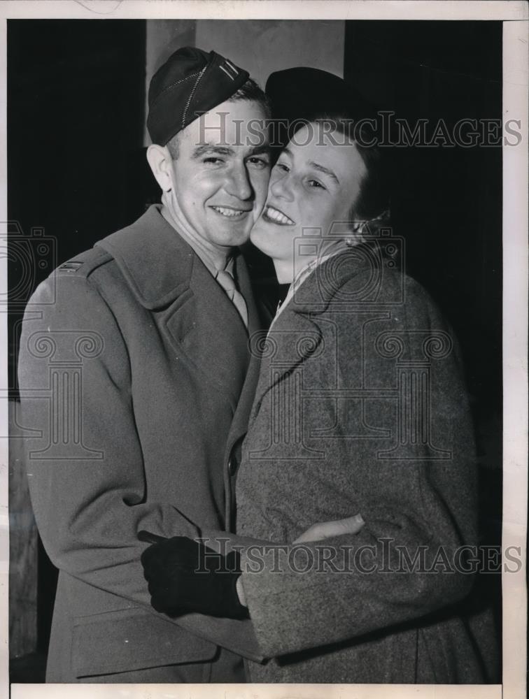 1945 Press Photo Capt. Robert Thrasher Greets British Bride Mary in New York - Historic Images