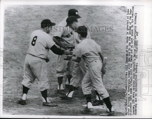 1959 Press Photo Yankee Bill Skowrun Greeted At Home Plate After Hitting - Historic Images