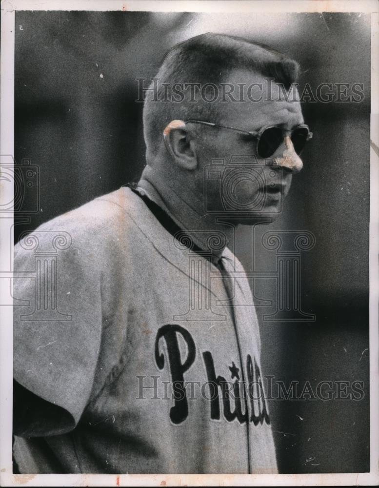 1956 Press Photo Philadelphia Phillies Catcher Stan Lopata Wearing Dark Glasses - Historic Images