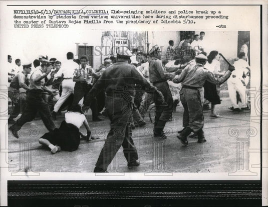 1957 Press Photo Colombian Police & Soldiers Break Up Student Demonstration - Historic Images