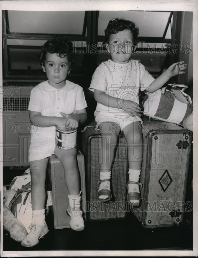 1940 Press Photo Two Youngster at La Guardia Field arriving from Europe. - Historic Images