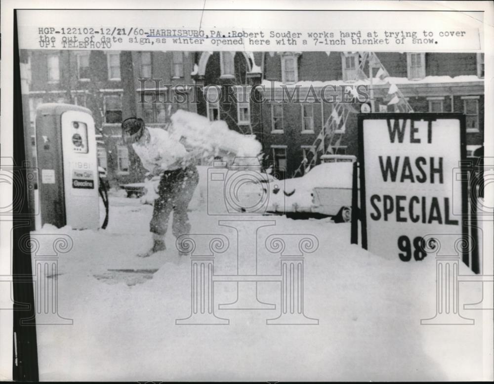 1960 Press Photo Robert Souder works hard at trying to cover the out of date - Historic Images