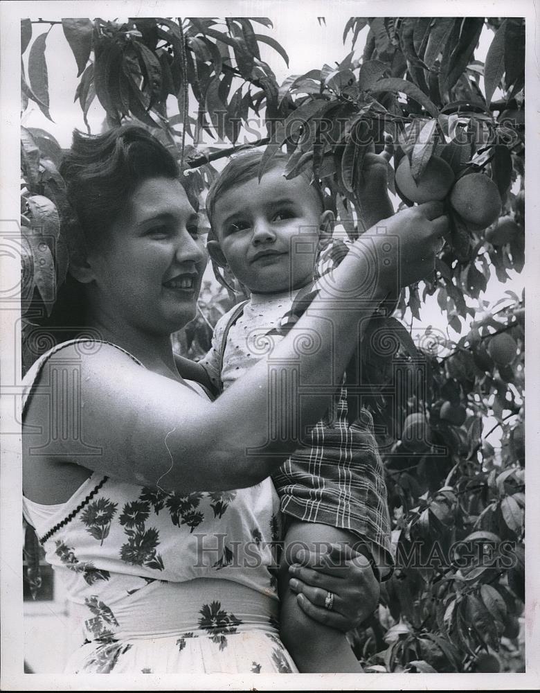 1955 Press Photo Mrs. Anthony Cribari and her son Sammy - Historic Images