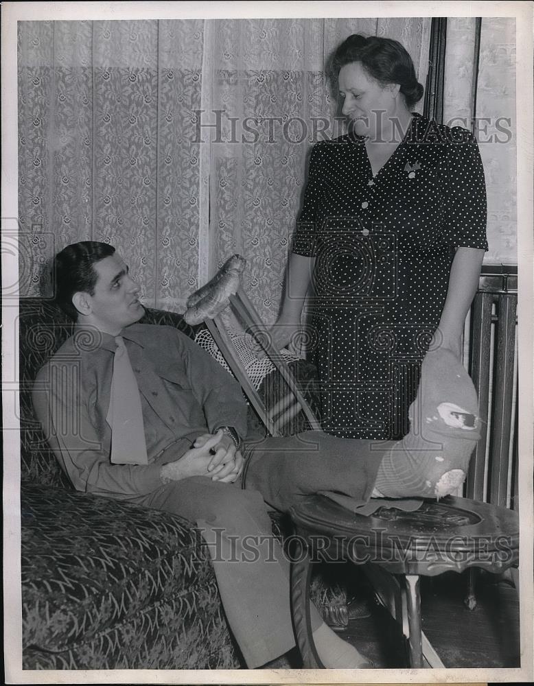 1943 Press Photo Pvt. Frankie Crespi, mother Theresa Crespi - Historic Images