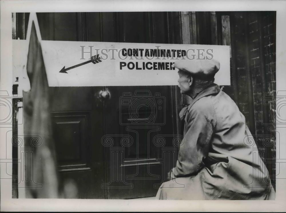 1939 Press Photo Questionable Notice outside the London Police Station. - Historic Images