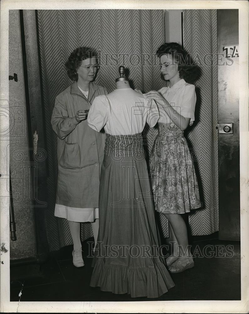 1941 Press Photo Helen Mathew Vocational Therapist Sunny Acres makes housecoat - Historic Images