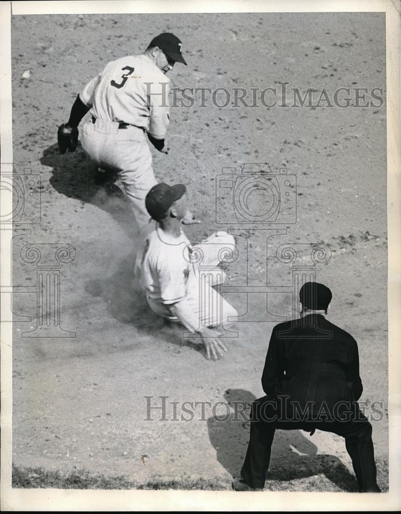 1944 Press Photo Toronto Maple Leaf Kress puts Giants Souter out at 1st - Historic Images