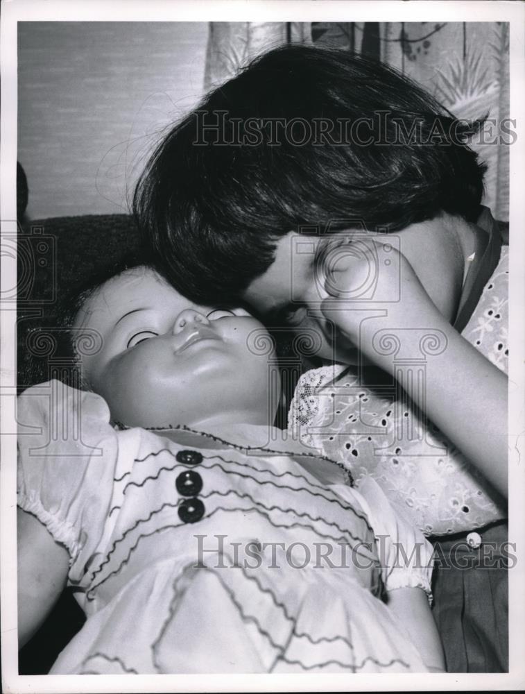 Press Photo Little girl playing with her doll - Historic Images