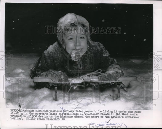 1955 Press Photo NY Barbara Kates, age 6 sledding in season's 1st snow - Historic Images