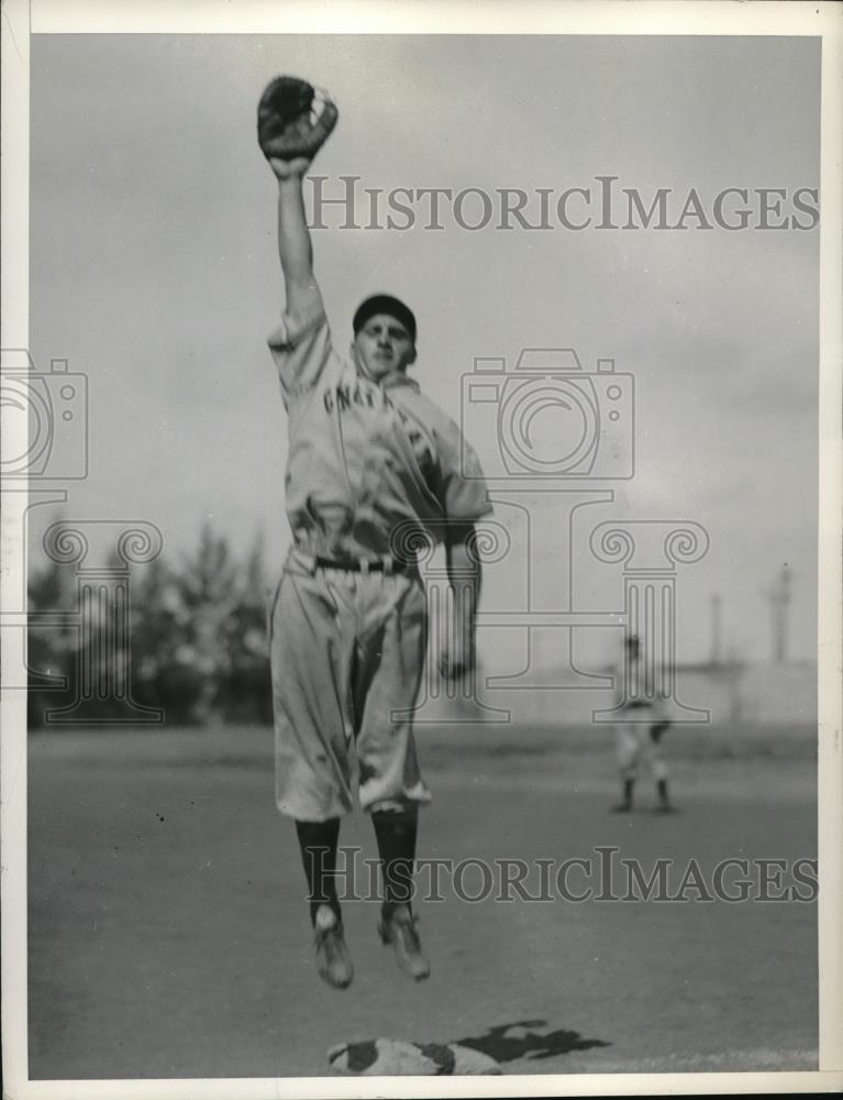 1936 Press Photo New York Giants Les Stevens Catching Ball - Historic Images