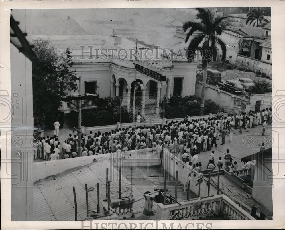 1948 Press Photo Angry Mob Mills In Front Of Newspaper Offices Of La Presna - Historic Images