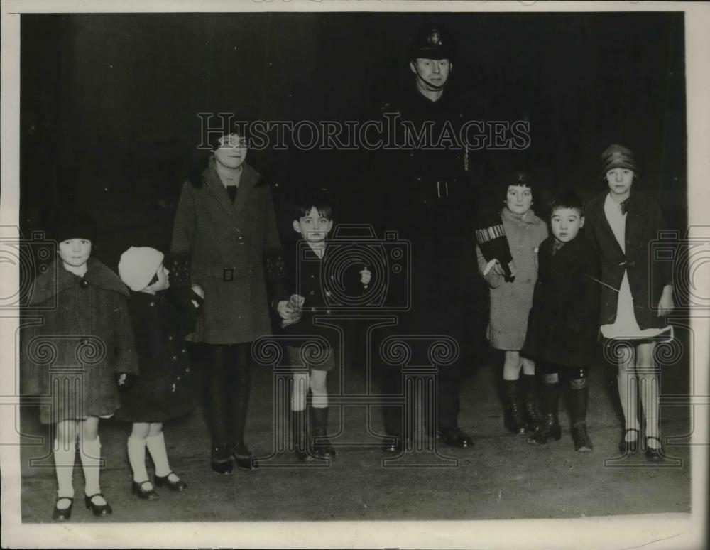 1929 Press Photo Policeman Helps Children Across Road to School In London - Historic Images