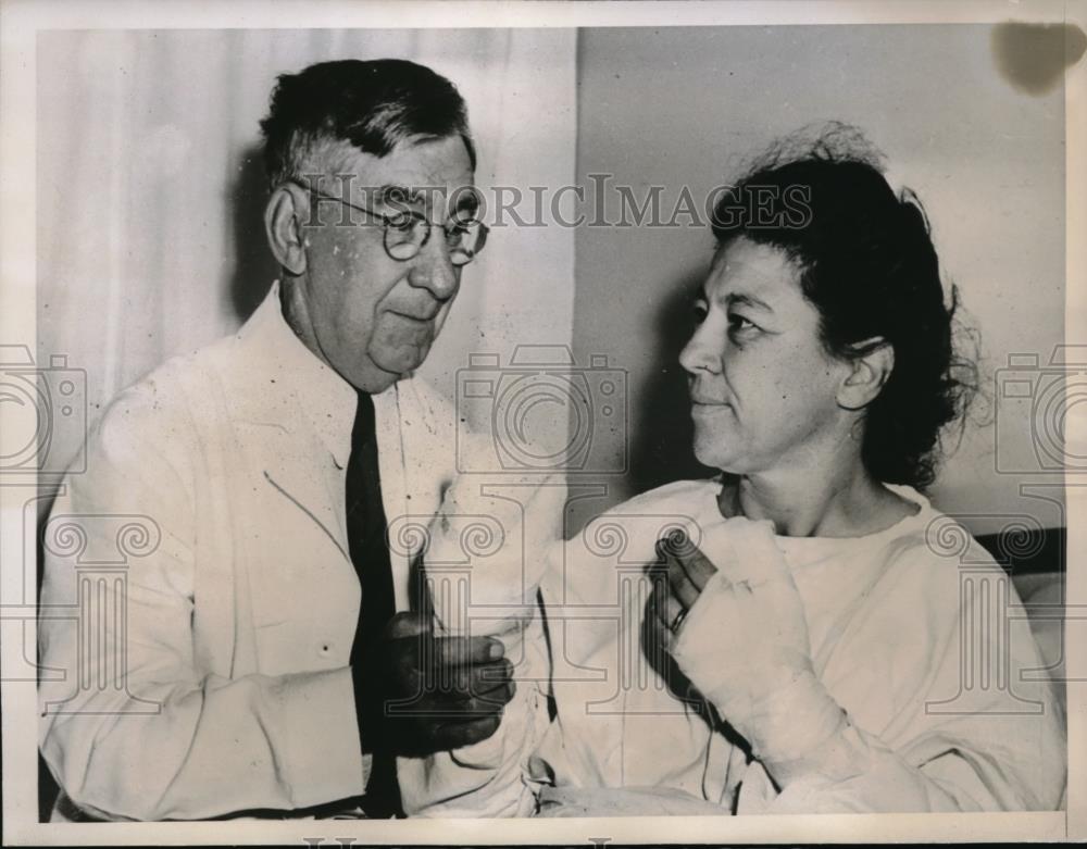 1938 Press Photo Mrs. James E. Davis, Wife Police Chief Bitten, Nurse Whitehead - Historic Images