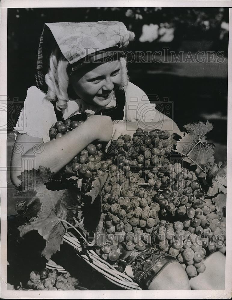 1937 Press Photo Ynonne Jackson ready for Lodi Grape and Wine Festival. - Historic Images