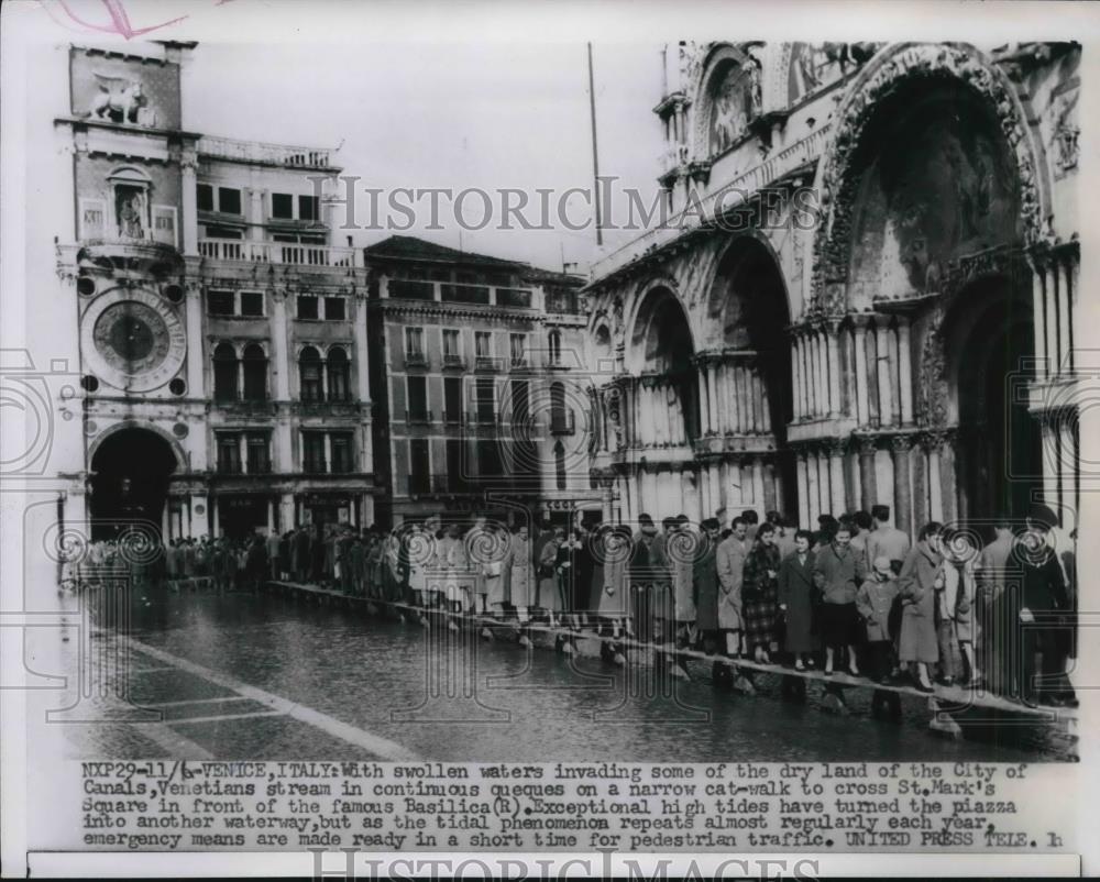 1955 Press Photo Cat-walk to cross St. Mark&#39;s Square near Basilica, Venice - Historic Images