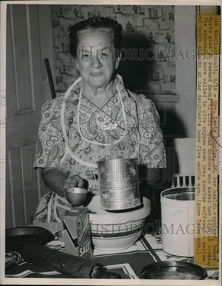 1948 Press Photo Mrs. Lewis Shcrier Apple pies - Historic Images