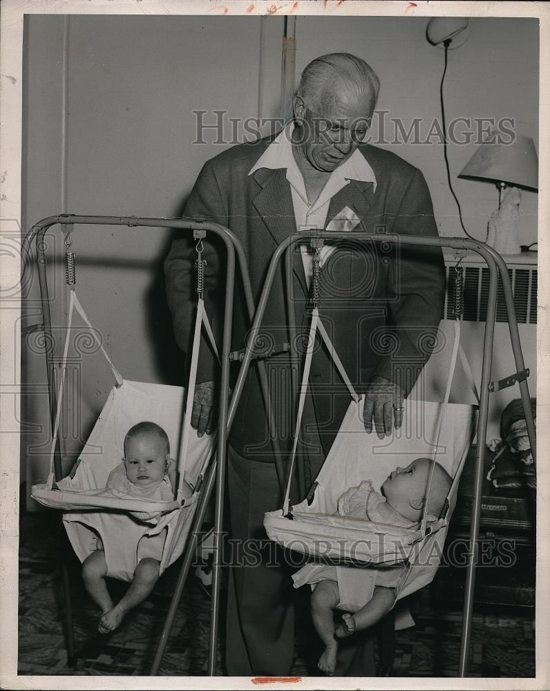 1950 Press Photo Tris Speaker with twins at St. Ann&#39;s Home - neb31738 - Historic Images