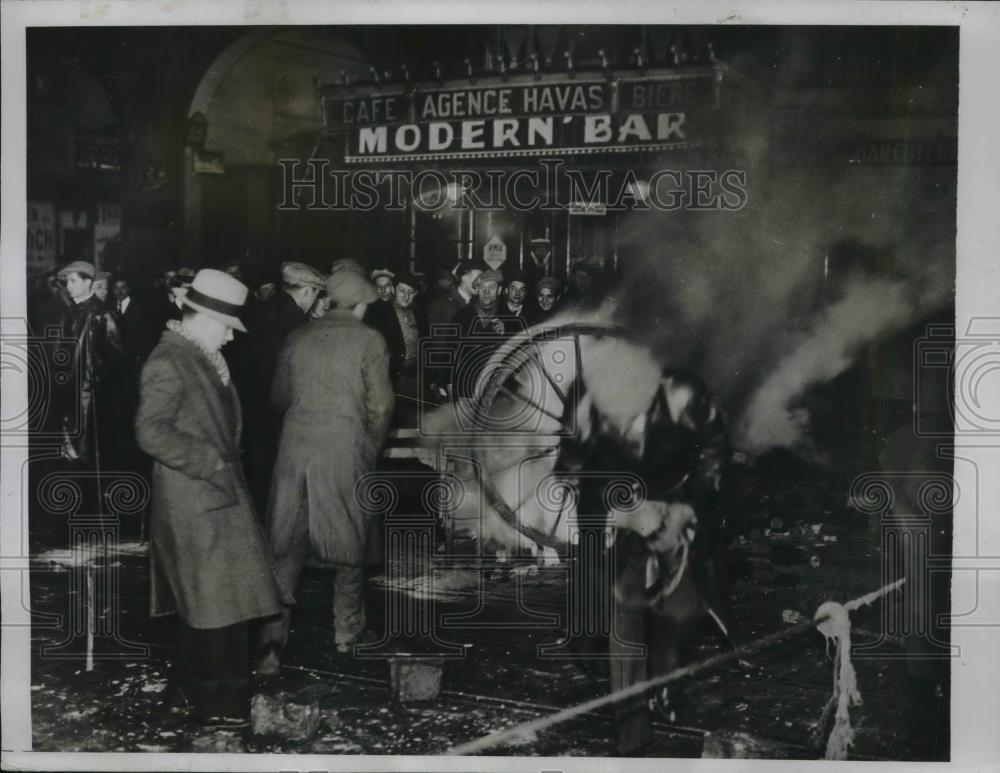 1934 Press Photo French police disperse demonstrators burning bricks in Paris - Historic Images