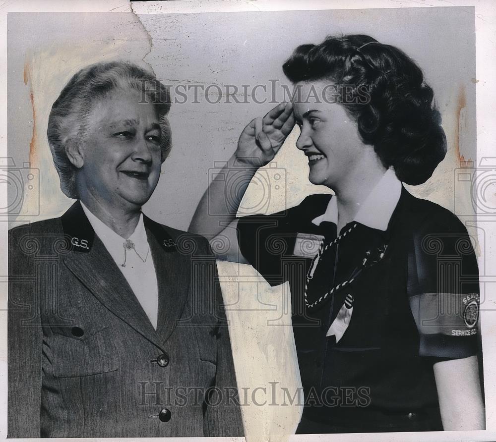 1947 Press Photo Senior Girl Scout Betty Reigart, Mrs. C. Vaughan Ferguson - Historic Images