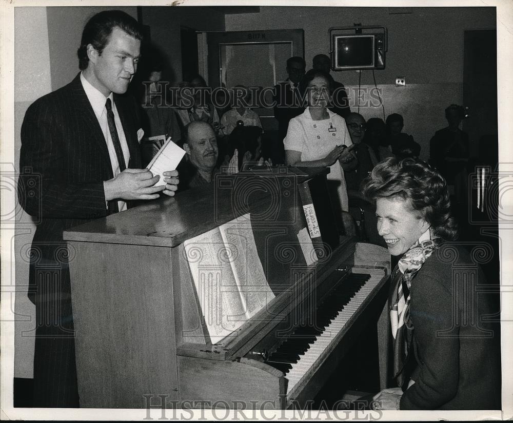 1970 Press Photo Duke d&#39;Orleans, heir of French house of Bourbon and his wife. - Historic Images