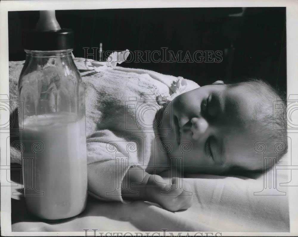 1949 Press Photo Chicago, Ill Lynn Piazza, age 3 at Infant Welfare station - Historic Images