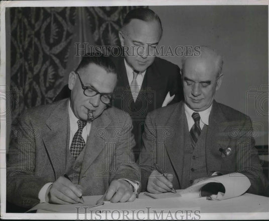1947 Press Photo Charles R. Cox, Phil Murray, John A. Stephens, Steel Corp. - Historic Images