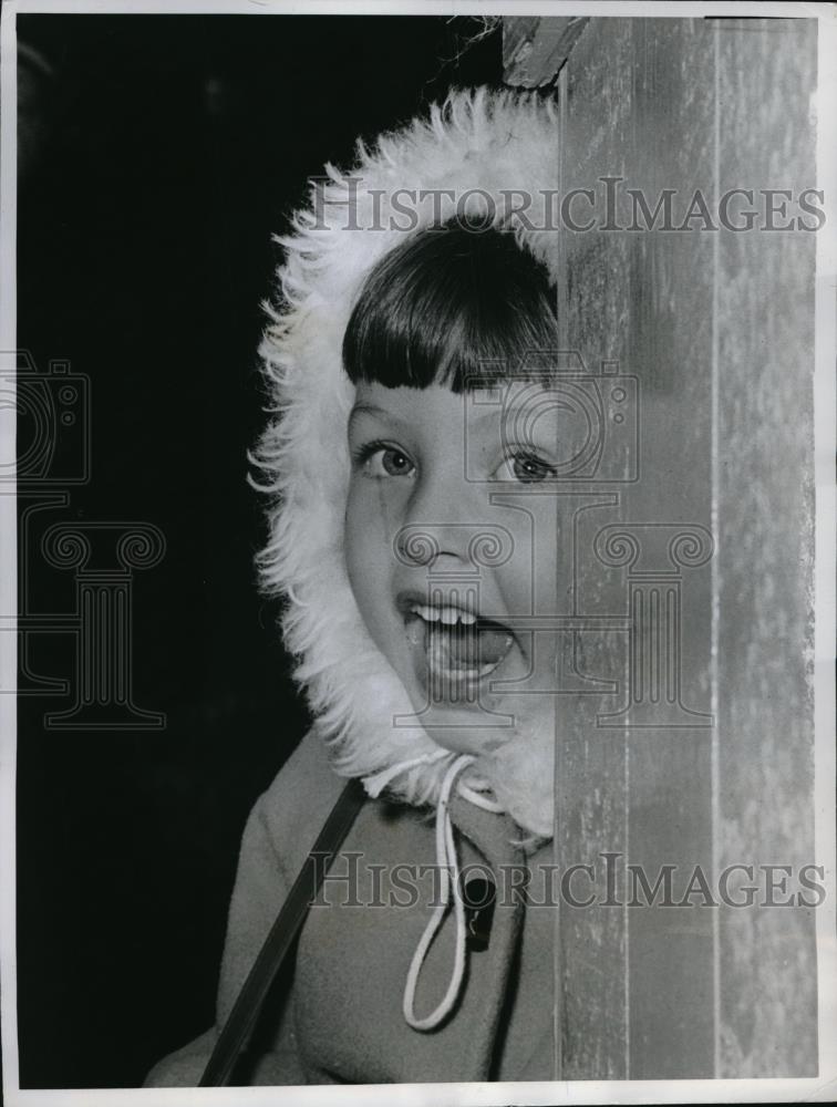 1961 Press Photo Charlotte Stein Delighted to Get Back Home - Historic Images