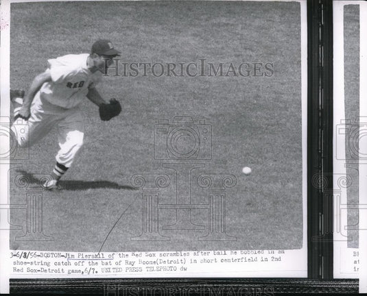 1956 Press Photo Red Sox center fielder Jimmy Piersall vs Tigers - Historic Images