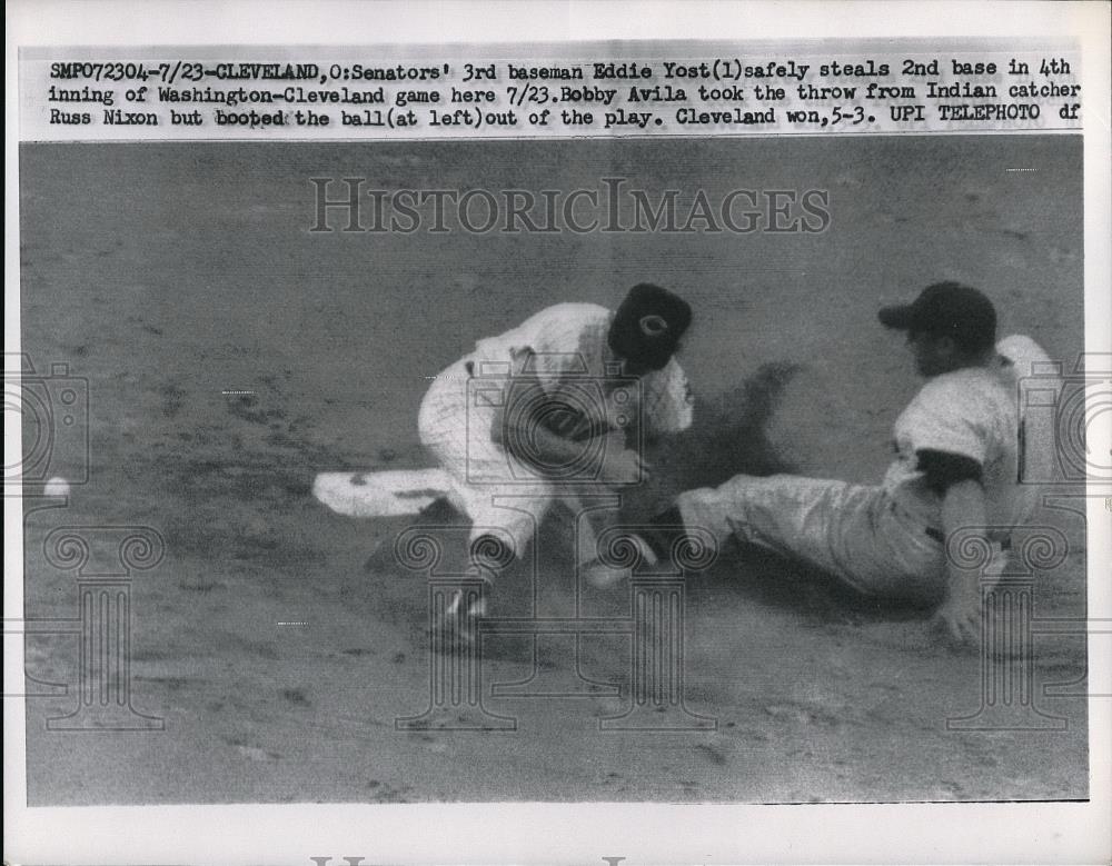 1958 Press Photo Eddie Yost 3rd Baseman Senators Steals 2nd Bobby Avila Indians - Historic Images