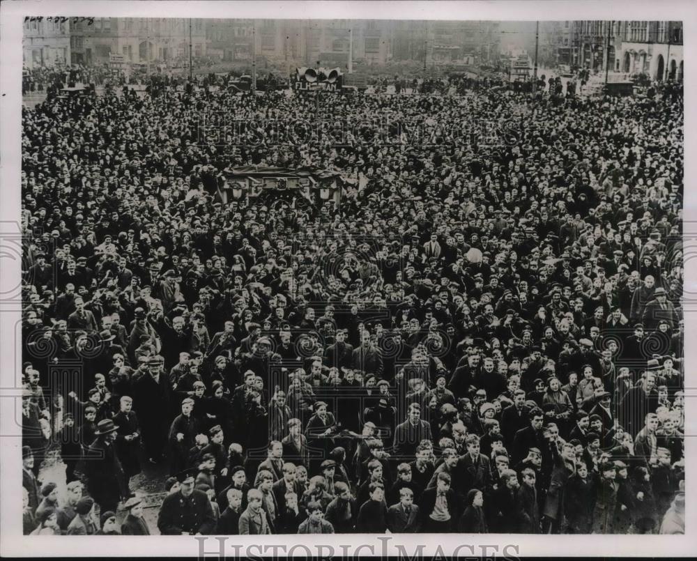 1938 Press Photo Thousand cheered the birth of Princess Juliana Royal Baby. - Historic Images