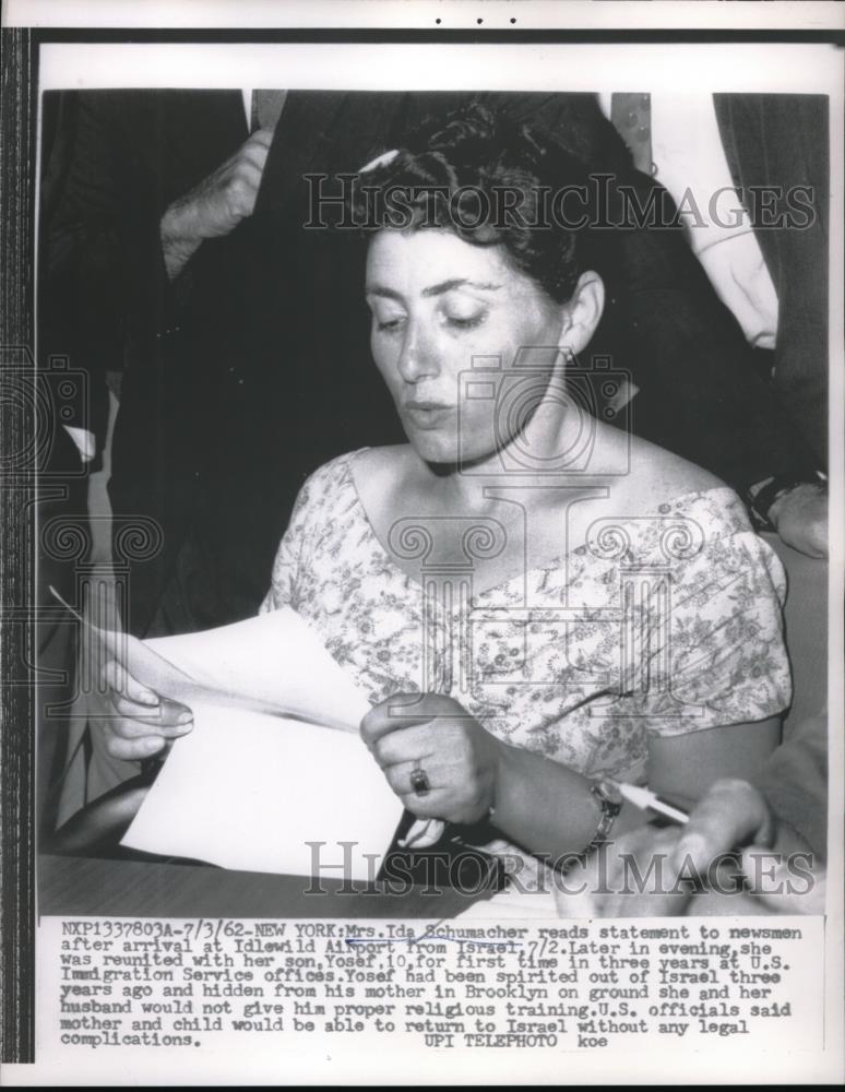 1962 Press Photo NYC, Mrs Ida Schumacher arrives from Israel at IMS office - Historic Images