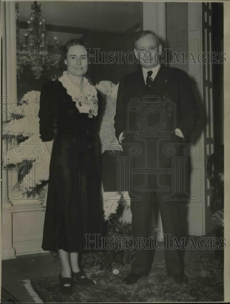 1937 Press Photo Kansas Governor Alfred Landon &amp; wife at home - Historic Images