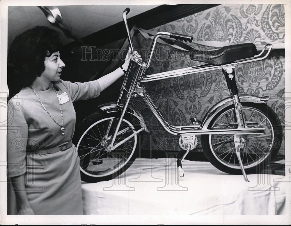 1965 Press Photo Mrs. Rose Francis at Economy Sales Co. - neb32345 - Historic Images