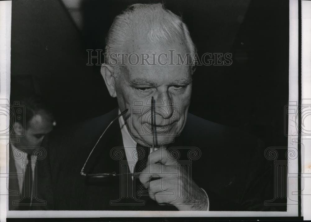 1967 Press Photo Senator Thomas J. Dodd Leaving His Office for the Senate Floor - Historic Images