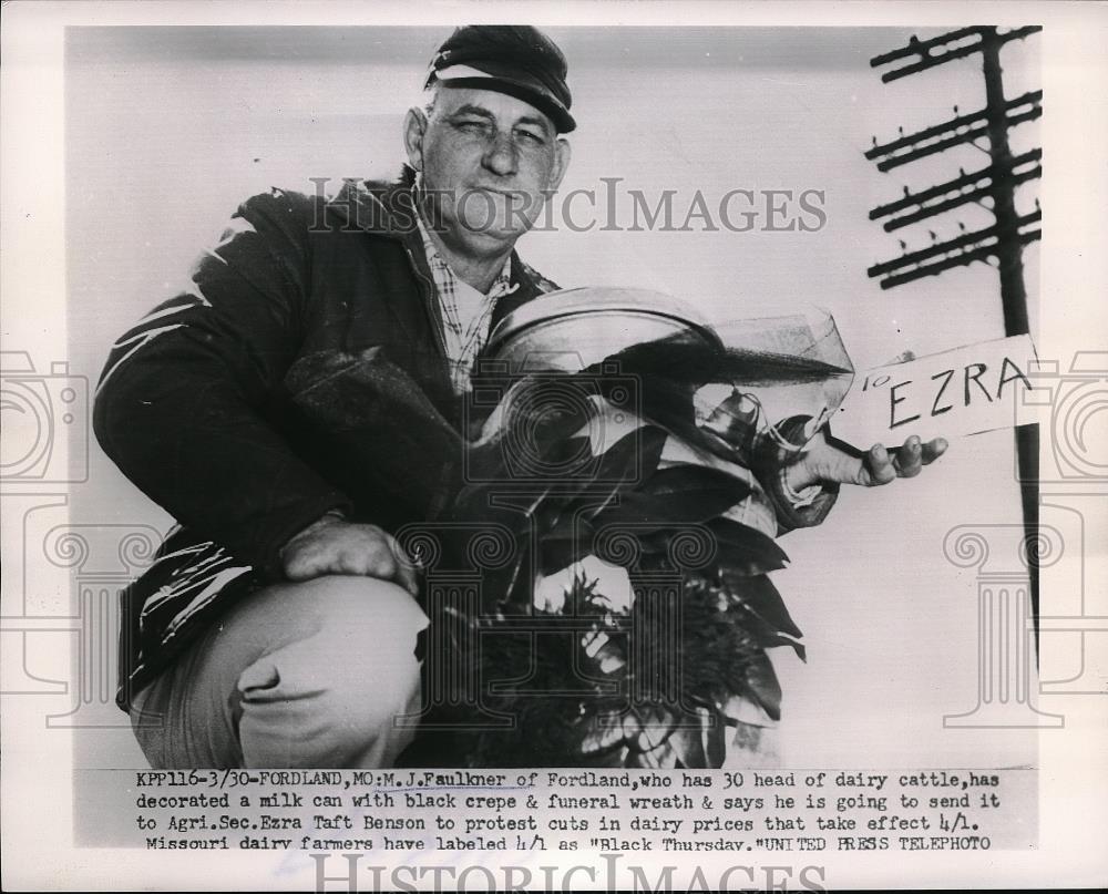 1954 Press Photo M.J. Faulkner of Fordland, Mo., farmer - Historic Images